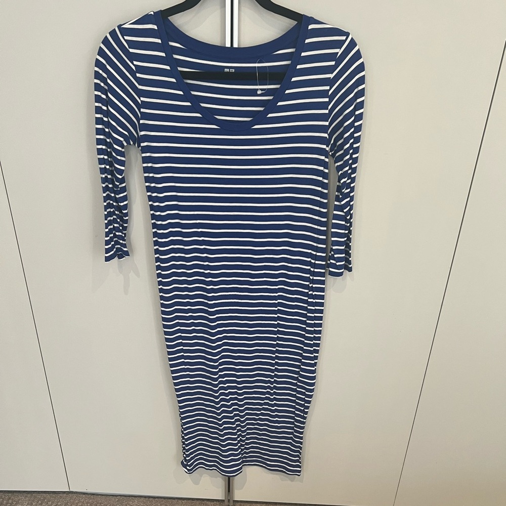 Uniqlo Scoop Neck blue and white knee length T-shirt dress